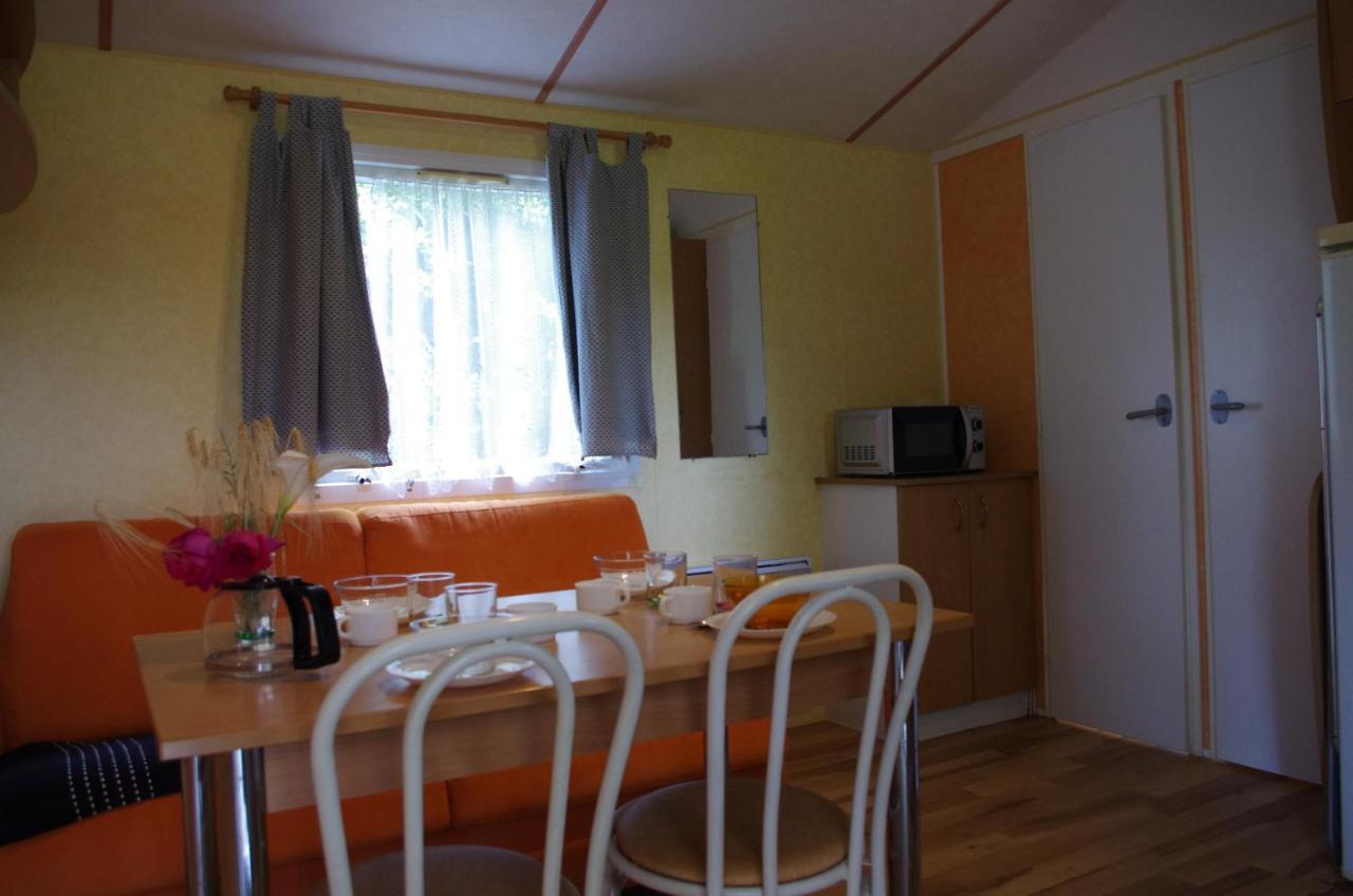 Hotel Camping La Bergerie La Chapelle-Achard Zimmer foto
